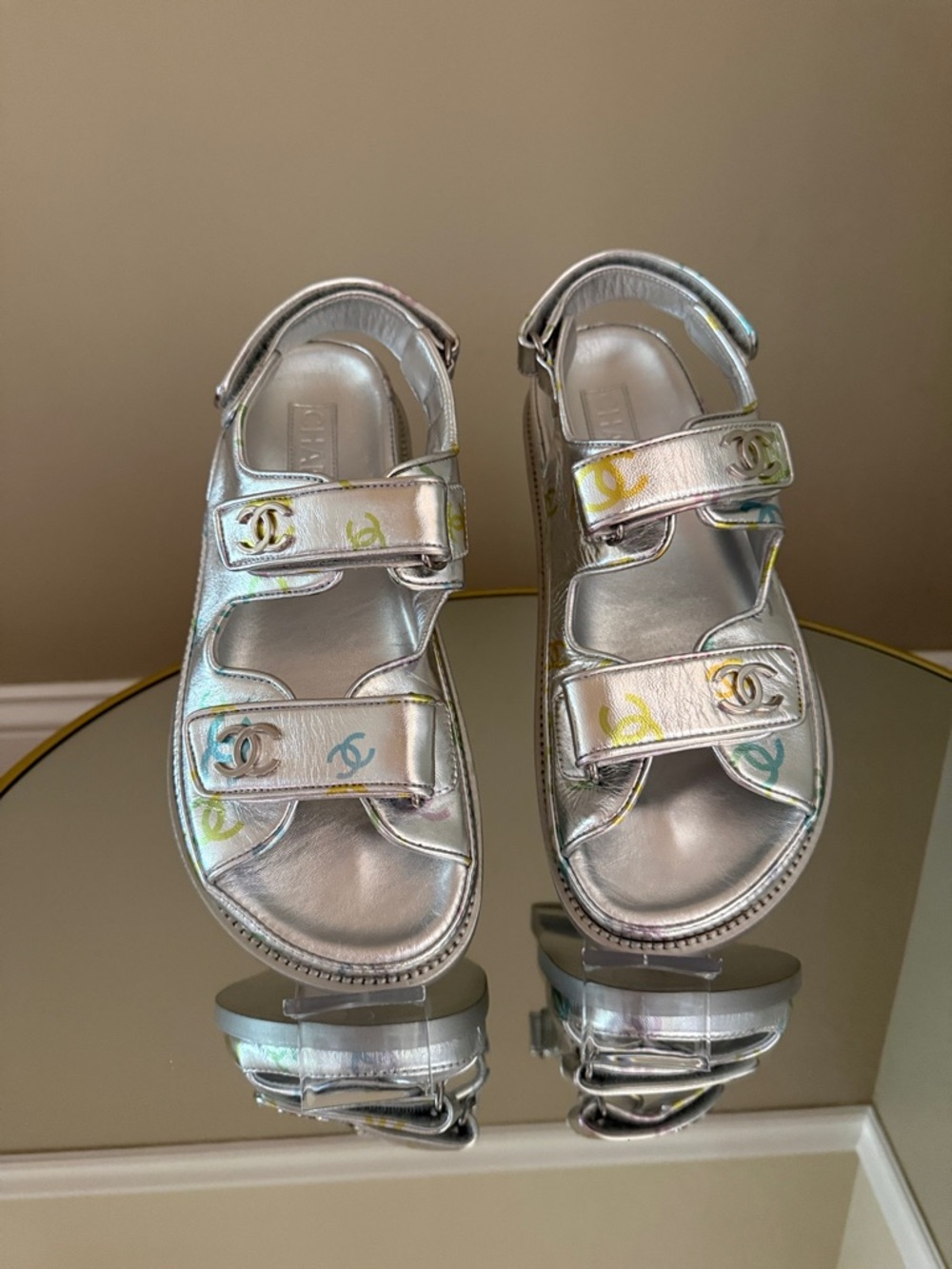 CHANEL DAD Sandals Silver laminated leather printed logo size 38 - Picture 13 of 17
